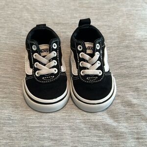 Toodler black and white vans size 4c
